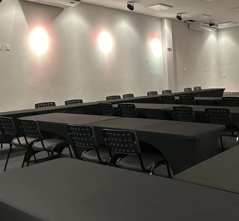 Sala Estratégia — mesas e iluminação